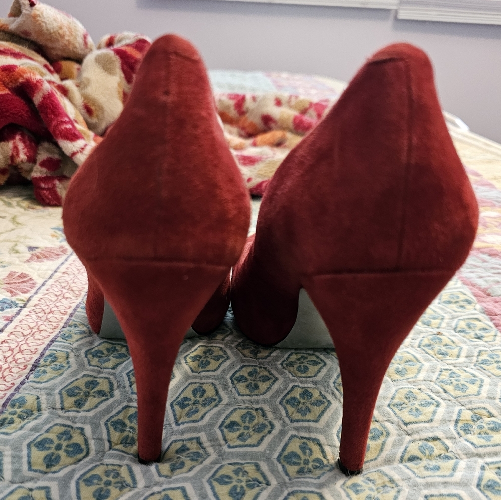 Red suede pumps - Picture 2 of 8